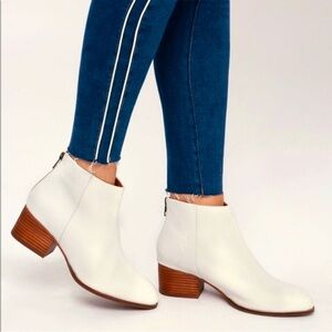 Seychelles White Floodplain Pebbled Leather Booties Size 8